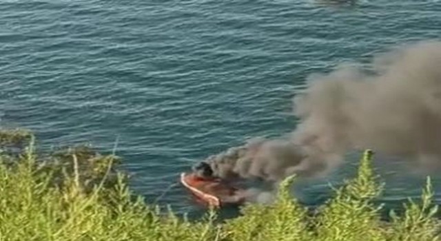 Balık tutmak istediler, alev alan tekneden yüzerek kurtuldular