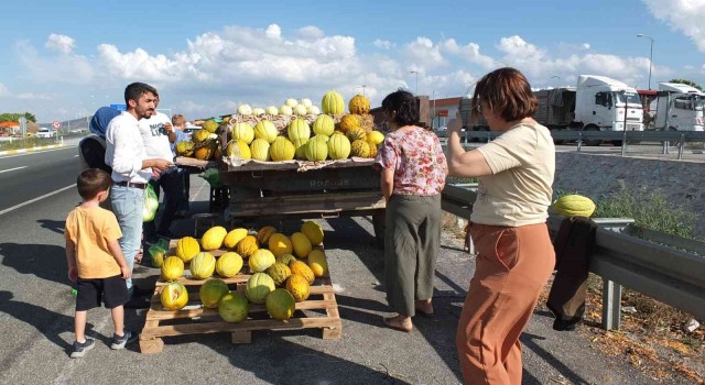 Balıkesirde karayolu kenarında kavun pazarı ilgi görüyor
