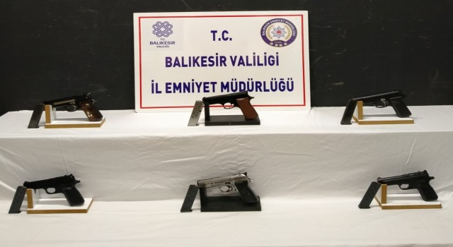 Balıkesirde Rizeden gelen yolcu otobüsünden 6 adet ruhsatsız tabanca ele geçirildi