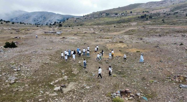 Balıkesirli küçük kaşifler Kazdağlarının zirvesine tırmandılar