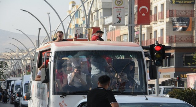 Balkan Kupası şampiyonu Cizre Belediyespora coşkulu karşılama