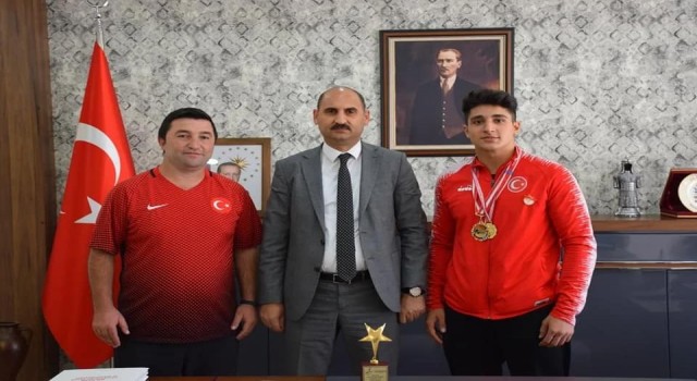Balkan Şampiyonu Zaloğlunu makamında kabul etti