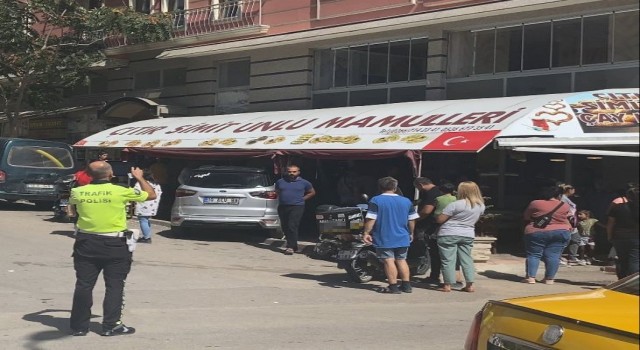 Bandırmada otomobil simit dükkanına girdi