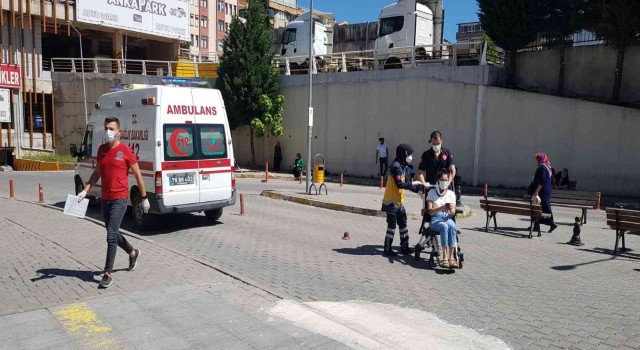 Bariyere çarpan otomobildeki 2 kişi yaralandı