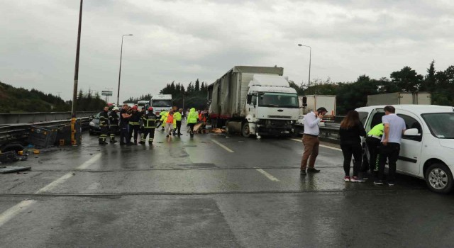 Bariyerlere çarptı, yola dökülen mazot az kalsın faciaya yol açıyordu