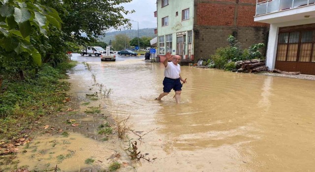 Bartında yağış sonrası sel meydana geldi