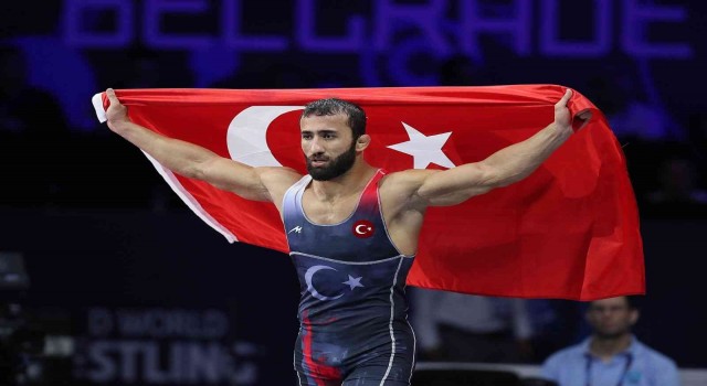 BARÜlü milli güreşçi Burhan Akbudak, dünya şampiyonu oldu