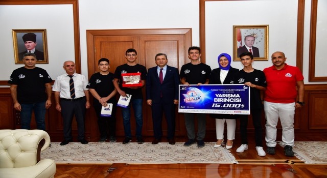 Başarılı öğrencilere Vali Şahinden hediye
