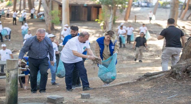 Başkan Akay ve Topuz tabiat parkında çöp topladı