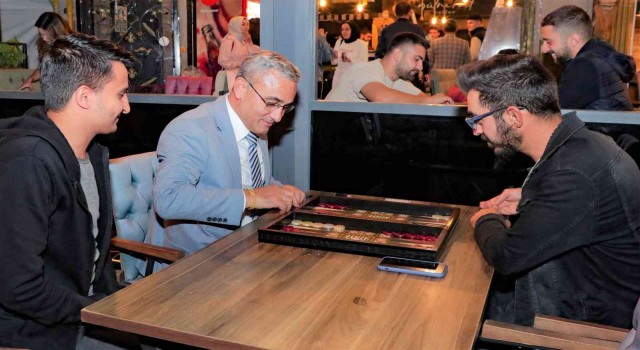 Başkan Alim Işık gençlerle tavla oynadı