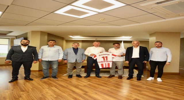 Başkan Büyükakına Bilecikspor forması hediye ettiler