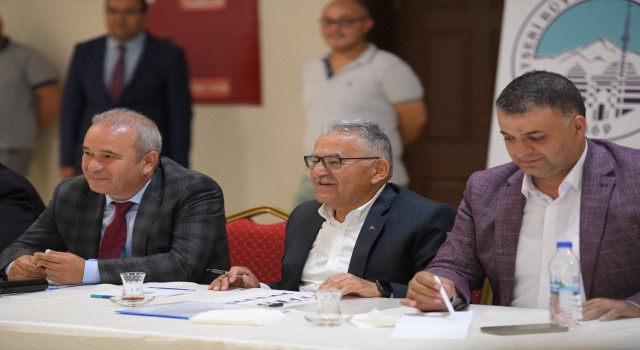 Başkan Büyükkılıç, 1 günde 2 ilçede muhtarlarla buluştu