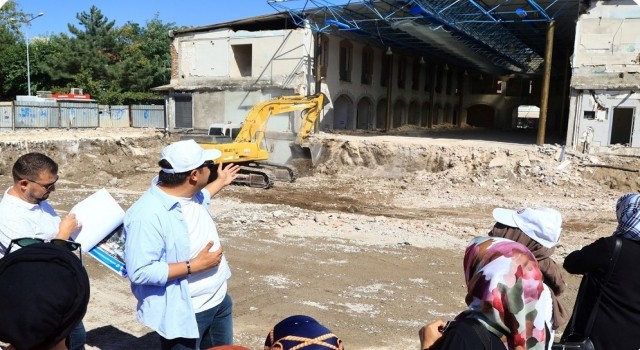 Başkan Çakın eski belediye binasının yerine yapılacak projeler hakkında bilgi verdi