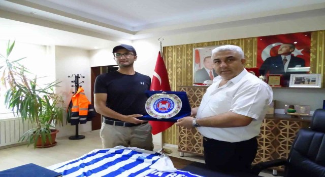 Başkan Çalışkan, 150 kilometre koşan zabıta memurunu ödüllendirdi