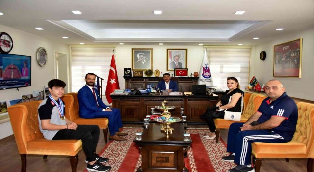 Başkan Çelik şampiyon sporcuları ödüllendirdi