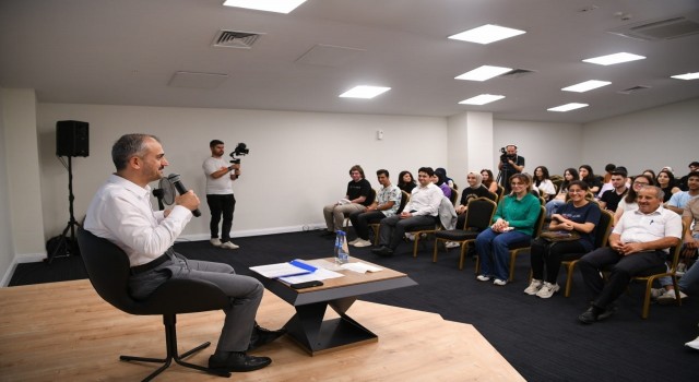 Başkan Çiftçi, üniversiteli gençlere belediyenin çalışmalarını anlattı