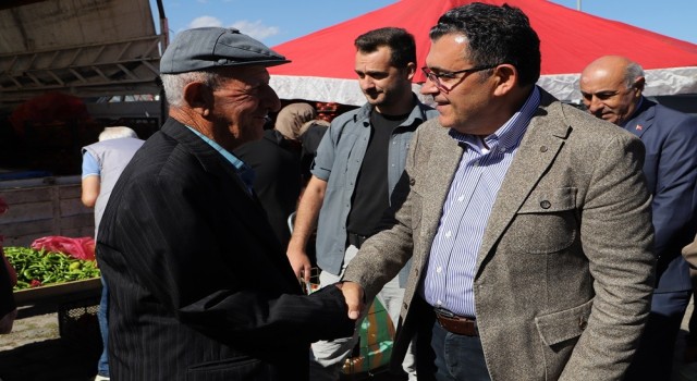 Başkan Demir ve ekibi sebze pazarına çıkarma yaptı