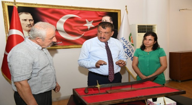 Başkan Gürkana kılıç hediyesi