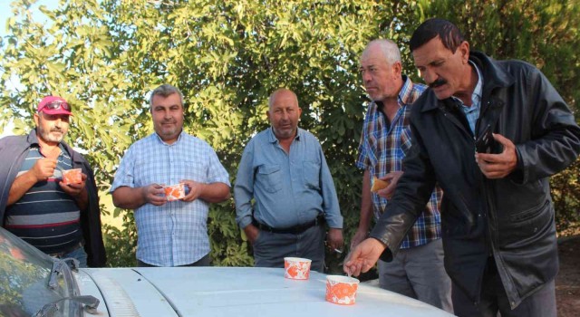 Başkan Öküzcüoğlundan üzüm teslim kuyruğundaki üreticilere çorba ikramı