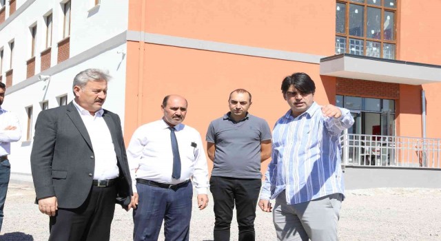 Başkan Palancıoğlu, Danışmentgazi Mahallesindeki 20 derslikli ilkokulda incelemelerde bulundu
