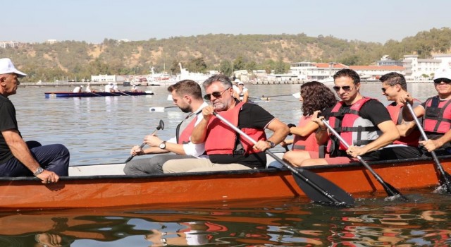 Başkan Sandal kanoya bindi, kürek çekti