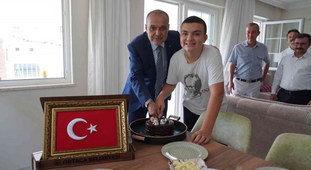 Başkan Uzundemiri kapıda gören Kemal, en mutlu gününü yaşadı