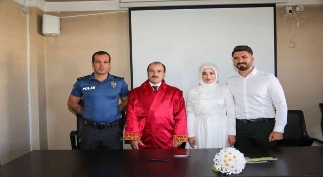 Başkan Vekili Mustafa Çelik, belediye personelinin nikahını kıydı