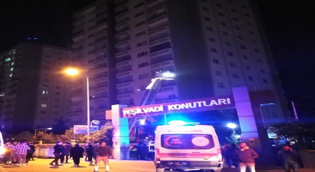 Başkentte 14 katlı apartmanda yangın: 1 kişi öldü, 2 itfaiye eri dumandan etkilendi