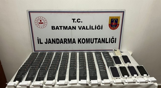 Batmanda durdurulan otomobilde çok sayıda kaçak telefon ele geçirildi