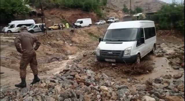 Batmanda sağanak sele dönüştü, evleri su bastı, araçlar suda sürüklendi