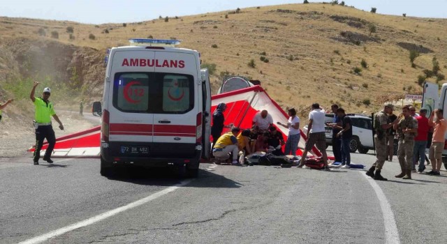 Batmanda yere çakılan iki paraşütçü öldü