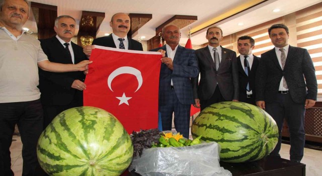 Batmanın dev karpuzu Sevgi Evinde bulunan çocuklara hediye edildi
