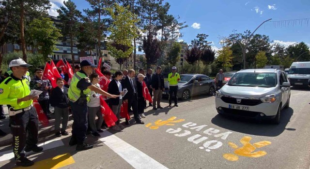 Bayburtta “Yayalara öncelik duruşu, hayata saygı duruşu etkinliği