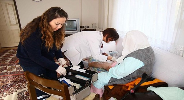 Bayraklıda ücretsiz sağlık hizmetleri yüzleri güldürüyor