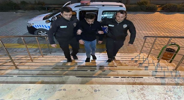 Bekçileri görünce uyuşturucu maddeyi yere atıp kaçmaya başladı