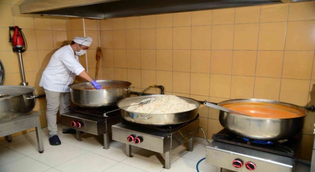 Belediye yemekhanesinde pişiyor, sıcak şekilde ikram ediliyor