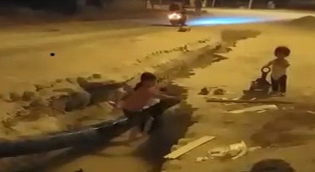 Belediyenin açık unuttuğu su çukuru çocuklara serinleme alanı oldu