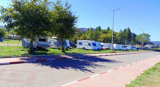 Belediyenin alanı tahliye edin dediği karavancılardan tepki