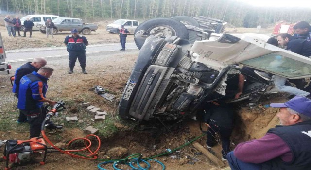 Beton mikseri şarampole devrildi: 1 kişi yaralı