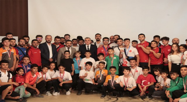 Beyazgül Şanlıurfaya madalyalarla dönen gençlerle bir araya geldi