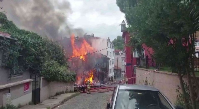 Beykozda 2 katlı ahşap bina alevlere teslim oldu: 2 yaralı