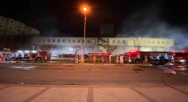 Beylikdüzünde 14 saattir yanan fabrikada itfaiyenin çalışması sürüyor, bir bina tedbir amaçlı boşaltıldı