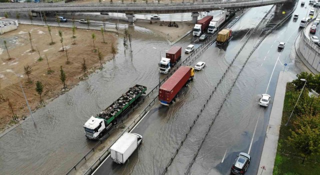 Beylikdüzünde yollar göle döndü, trafik durma noktasına geldi