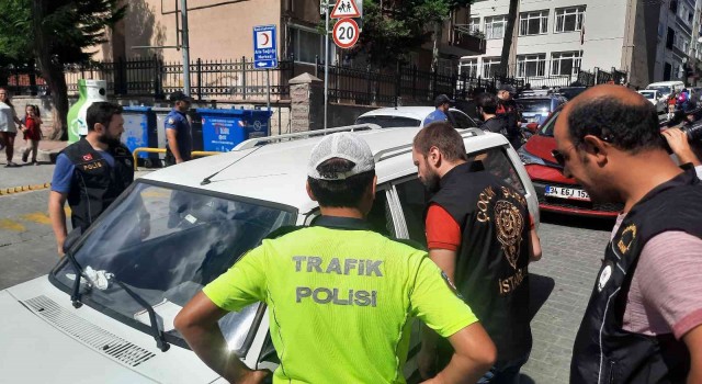 Beyoğlu ve Esenlerde okul önlerinde asayiş uygulaması: Araçlar durdurulup didik didik arandı