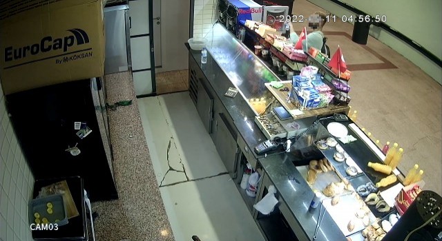 Beyoğlunda bir garip hırsızlık: Büfeden çaldığı içecekleri aynı büfeye satmaya çalıştı