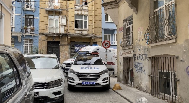 Beyoğlunda kötü koku yayılan evden ceset çıktı