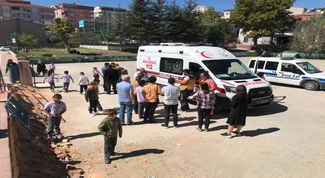 Bilecikte bir okulda yüksekten düşen çocuk yaralandı