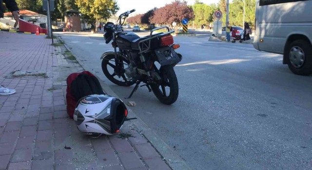 Bilecikte motosiklet yayaya, motosiklete de otomobil çarptı: 2 yaralı