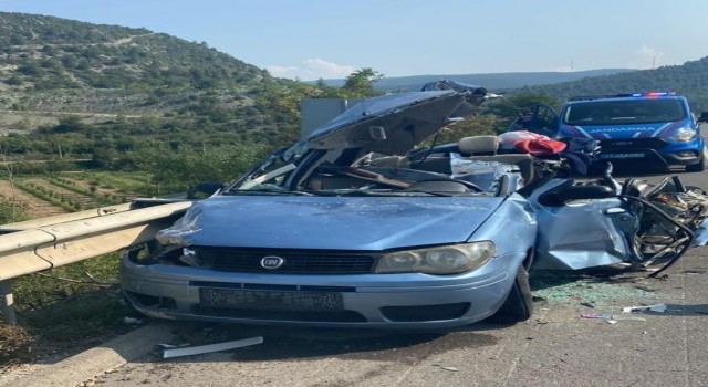 Bilecikte park halindeki otomobile kamyonun çarpması sonucu 1i ağır 5 kişi yaralandı