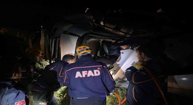 Bilecikte seyir halinde tır devrildi, sürücü içinde sıkıştı